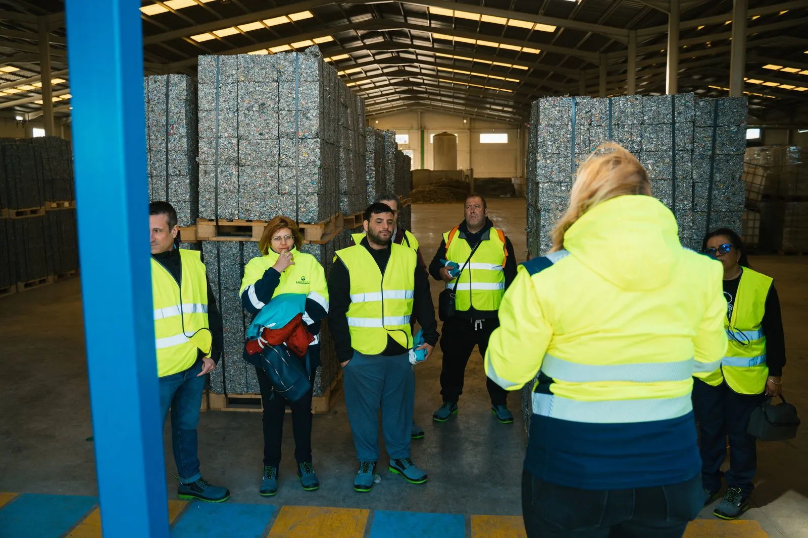 Equipo reunido en la planta de reciclaje, Almanara Natur en acción