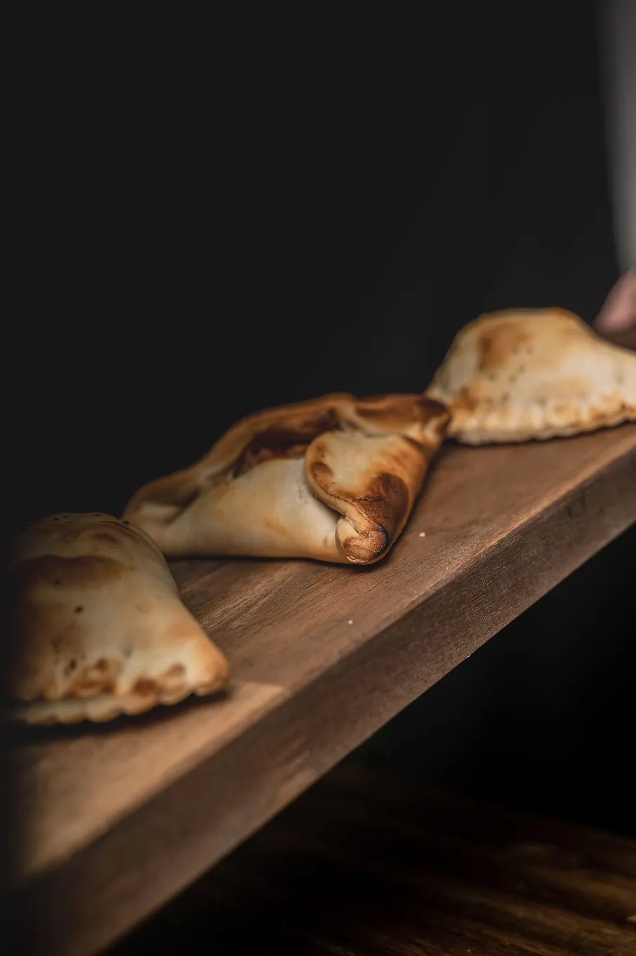 Empanadas recién hechas sobre tabla de madera