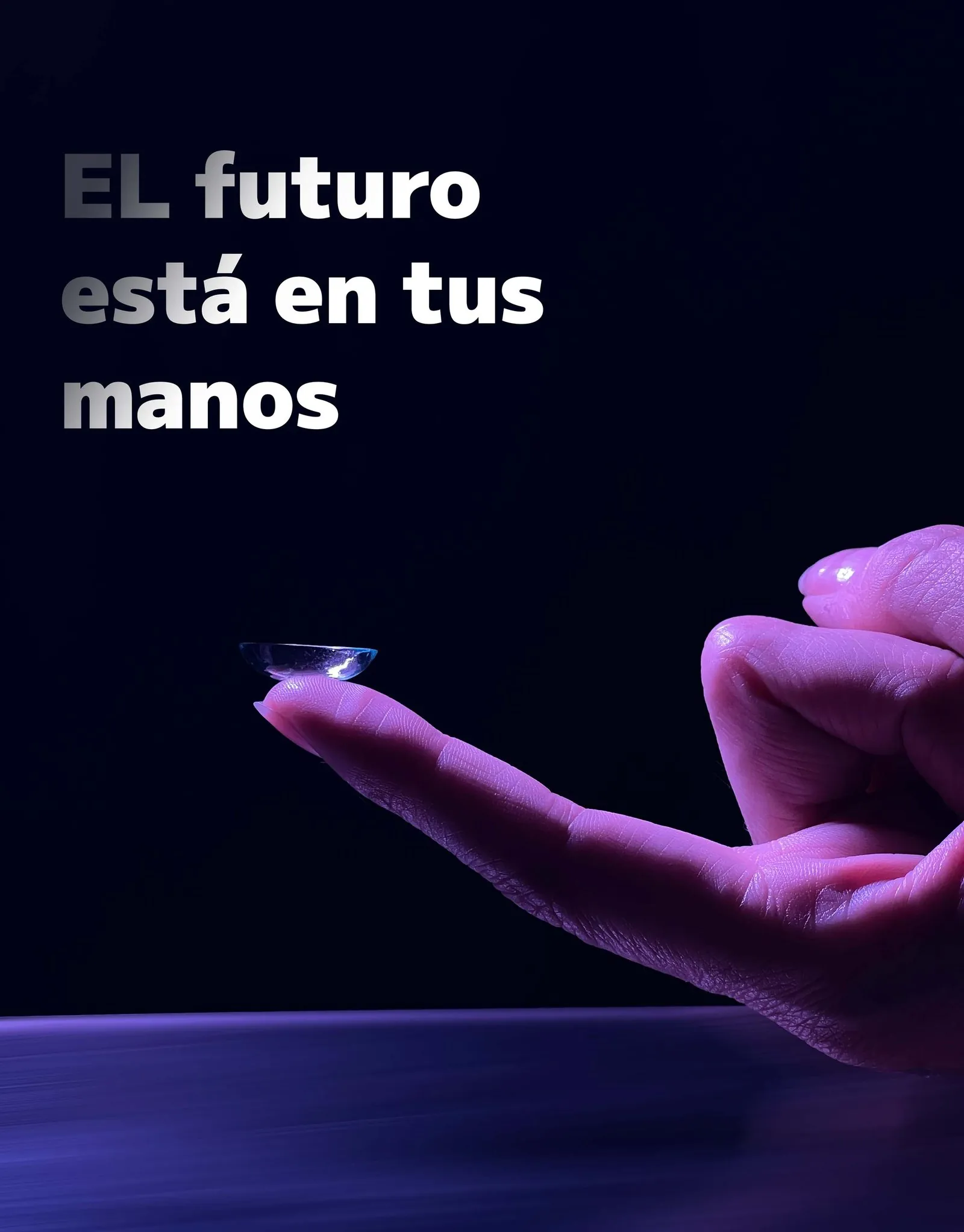 Mano sosteniendo una lentilla EDEN con luz dramática