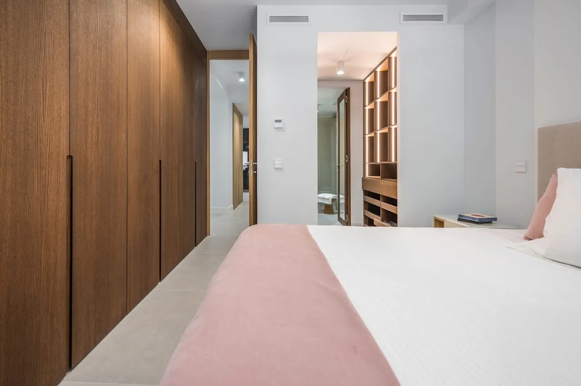 Dormitorio principal con armarios a medida