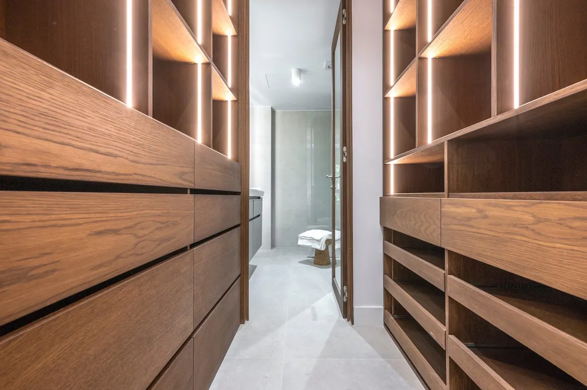 Vestidor con estanterías iluminadas con LED