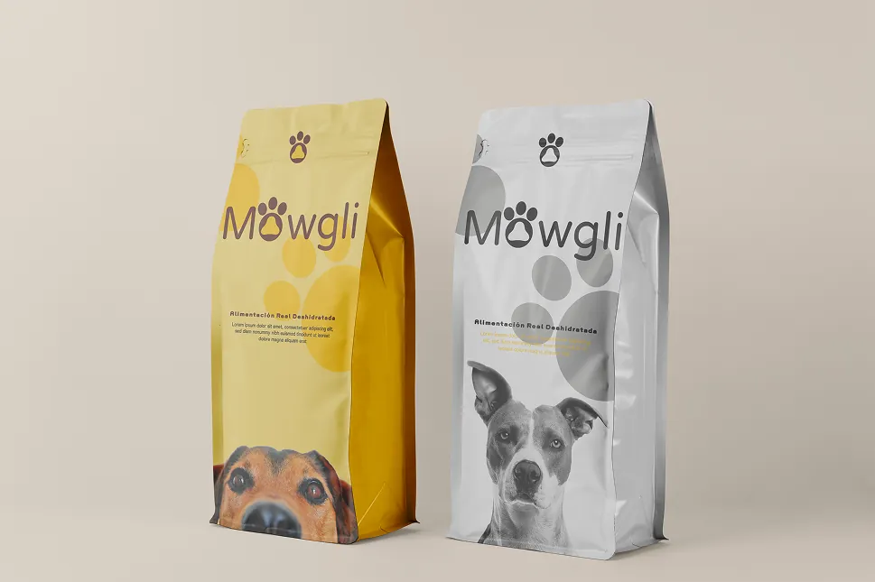 Packaging de Mowgli, dos sacos de comida premium para perros