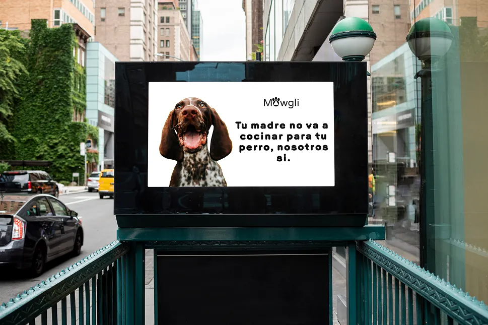 Valla de Mowgli, mockup de publicidad exterior
