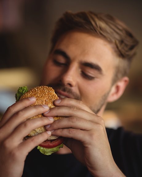 Guy eating Trapiche burger