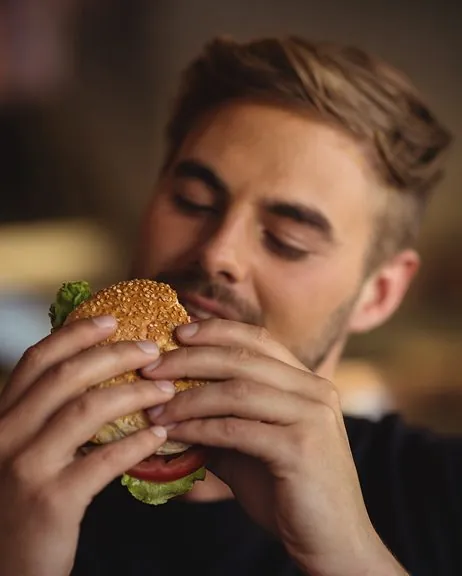 Chico comiendo una hamburguesa de Trapiche