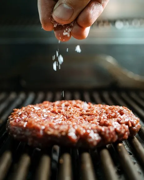 Sazonando la carne de la smash burger